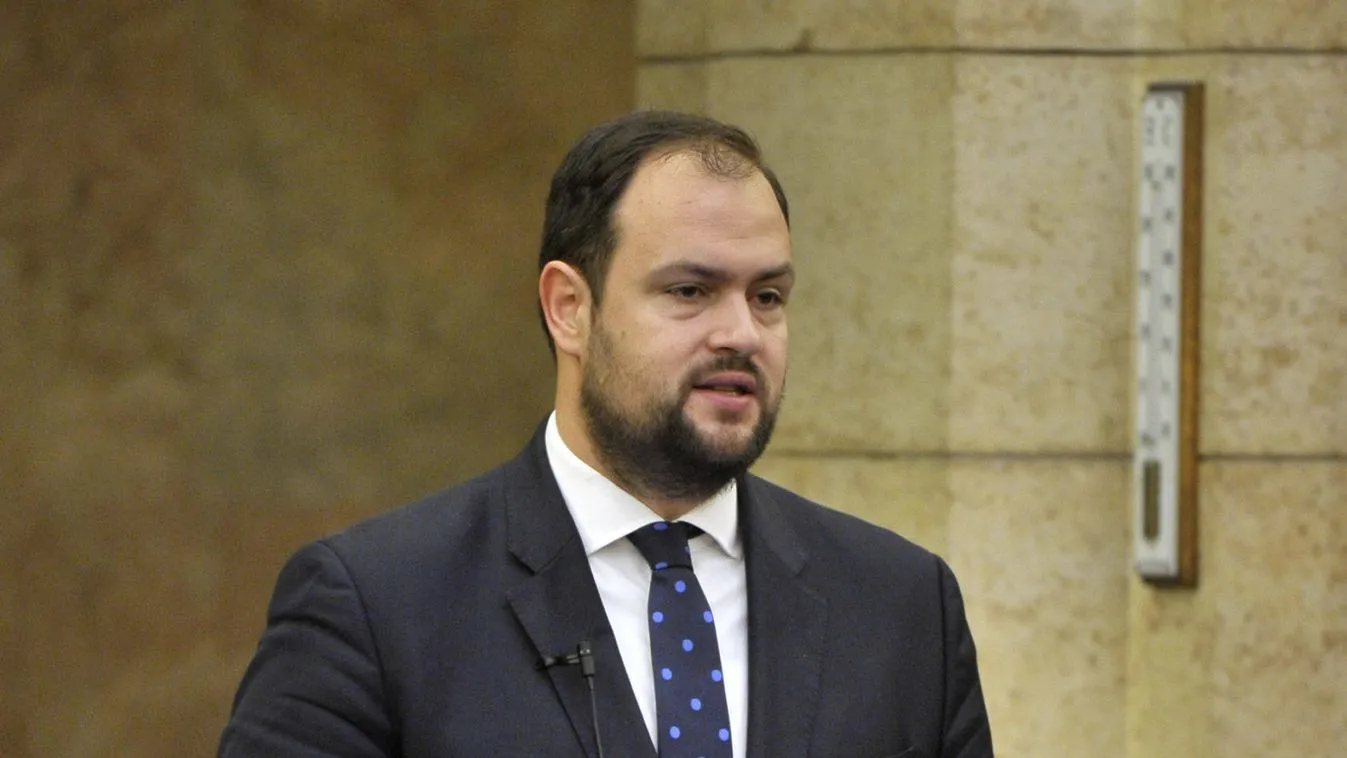 Nacsa Lőrinc és Hollik István benyújtotta az energiaitalok 18 éven alattiaknak való eladását tiltó törvényjavaslatot + videó