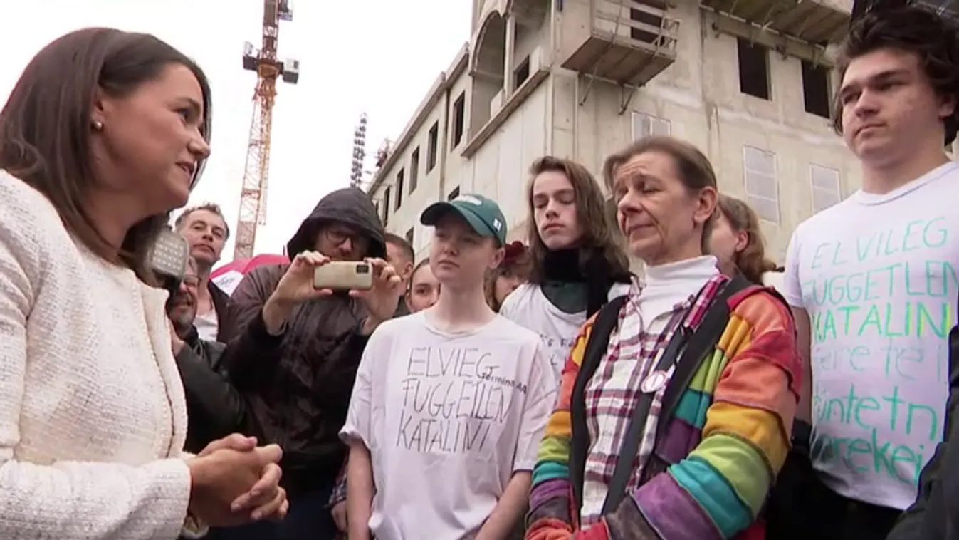 Novák Katalin személyesen válaszolt a tüntetőknek