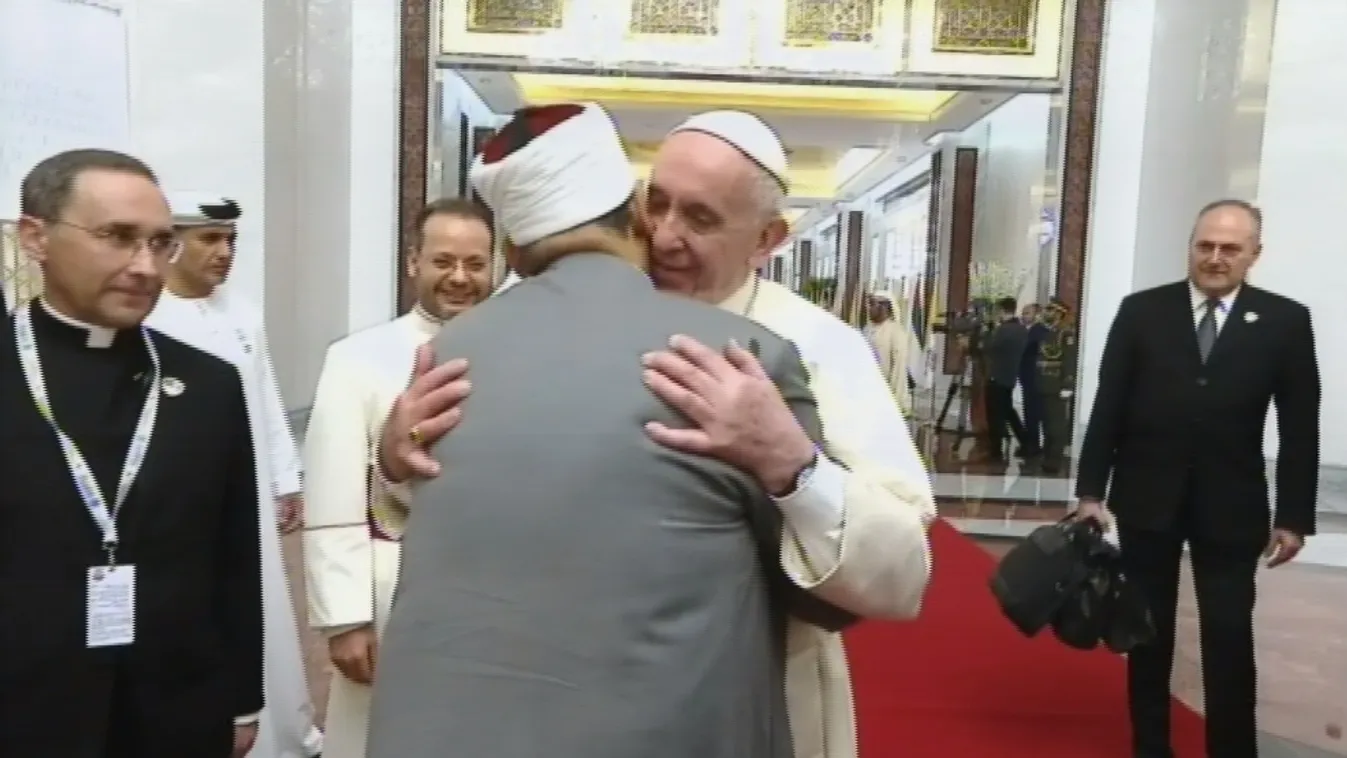 Történelmi látogatáson Ferenc pápa