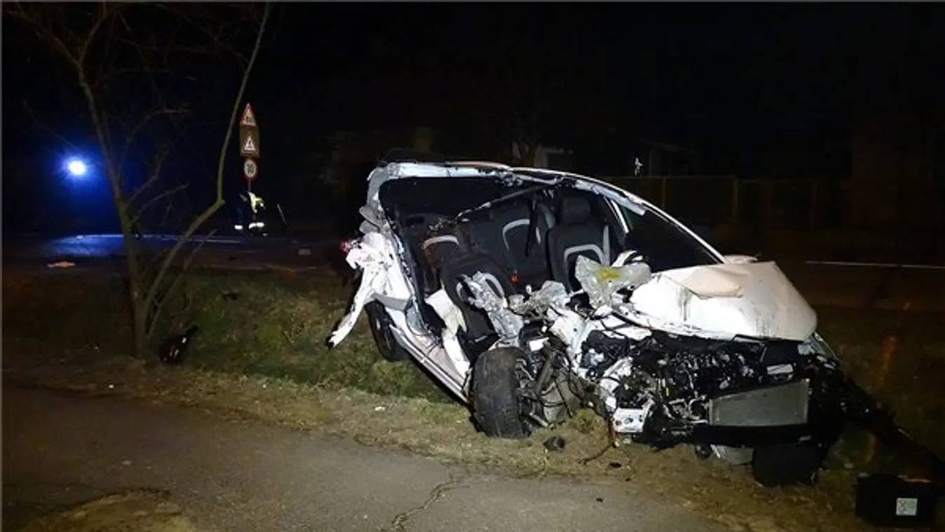 Focista testvérpár csapódott autójával egy teherautóba