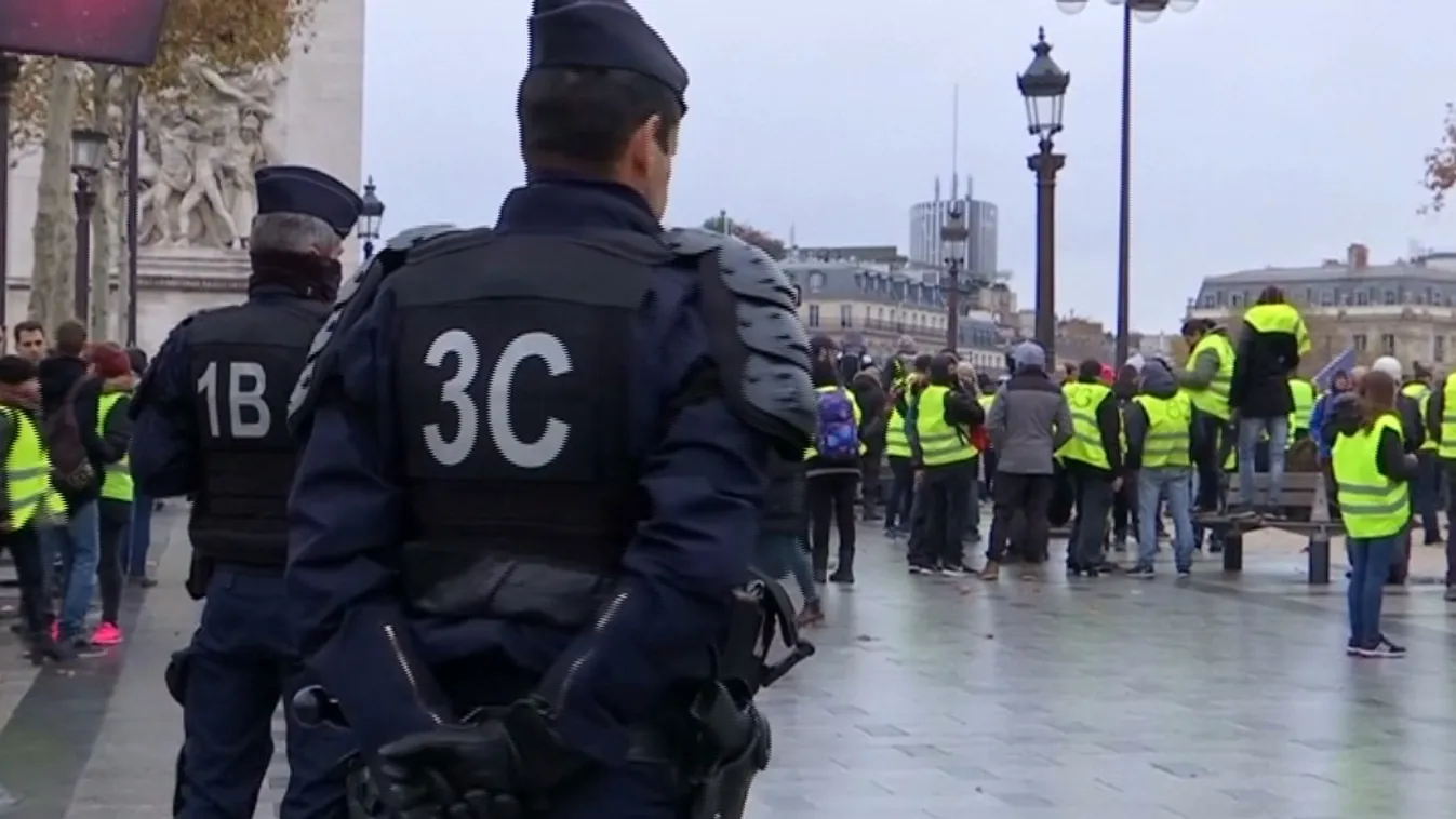 Összecsaptak a sárga-mellényesek közé keveredő szélsőségesek a rendőrökkel