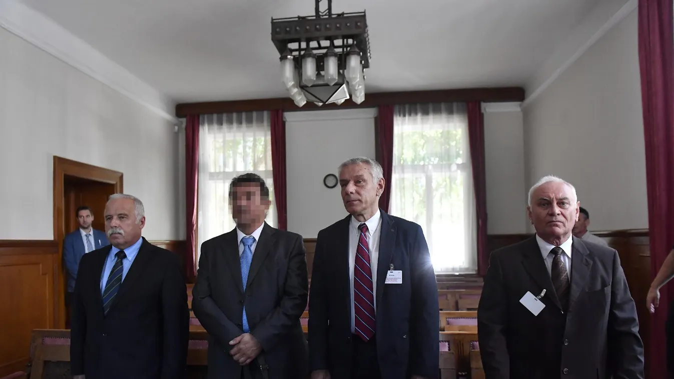 Felmentették a kémper vádlottjait