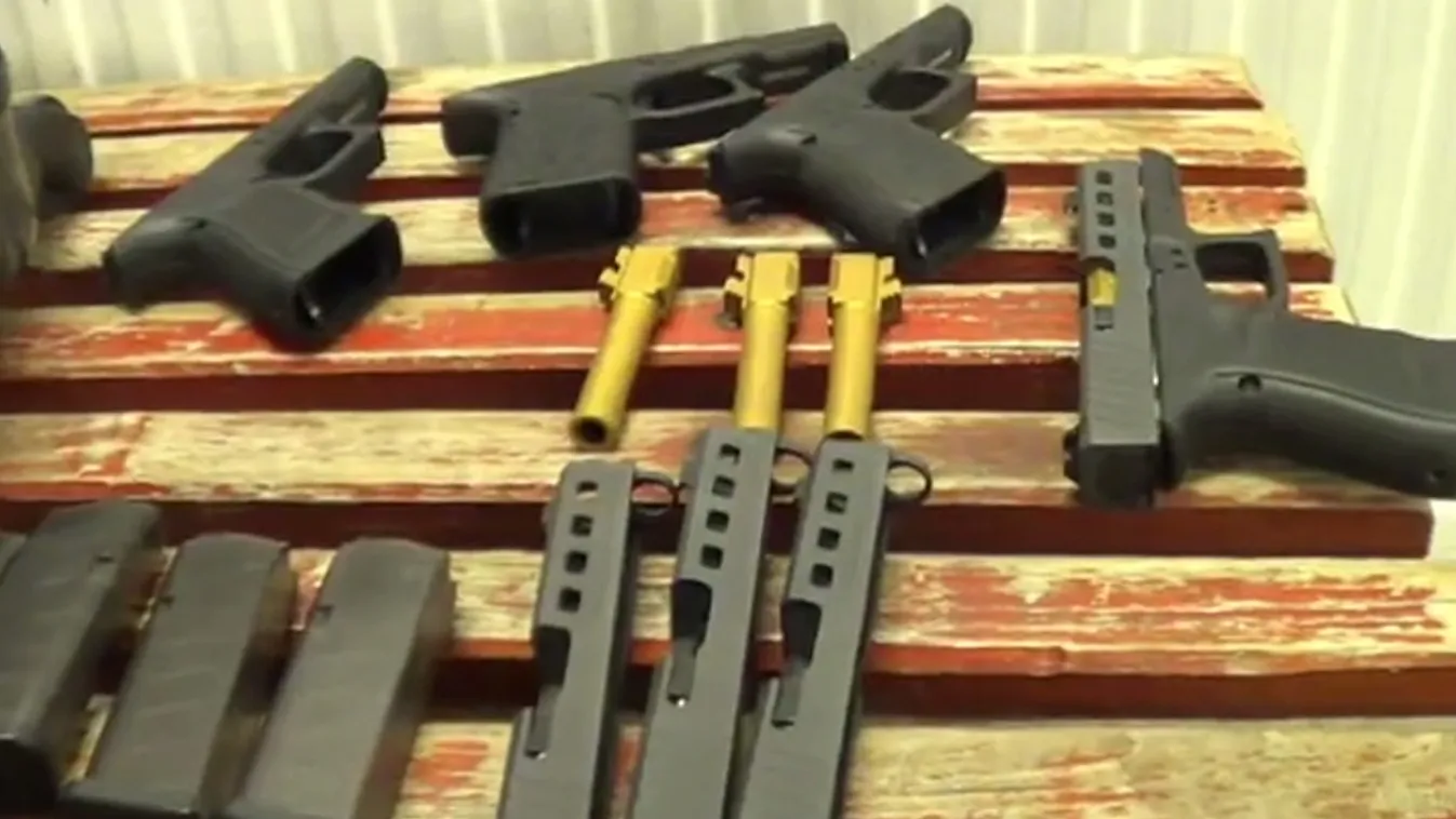 Ráéreztek a vámosok, négy pisztoly került elő a bőröndből