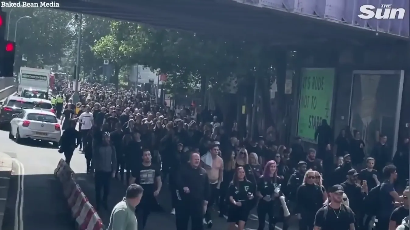 Oltásellenes tüntetők támadták meg tévedésből a BBC korábbi székházát