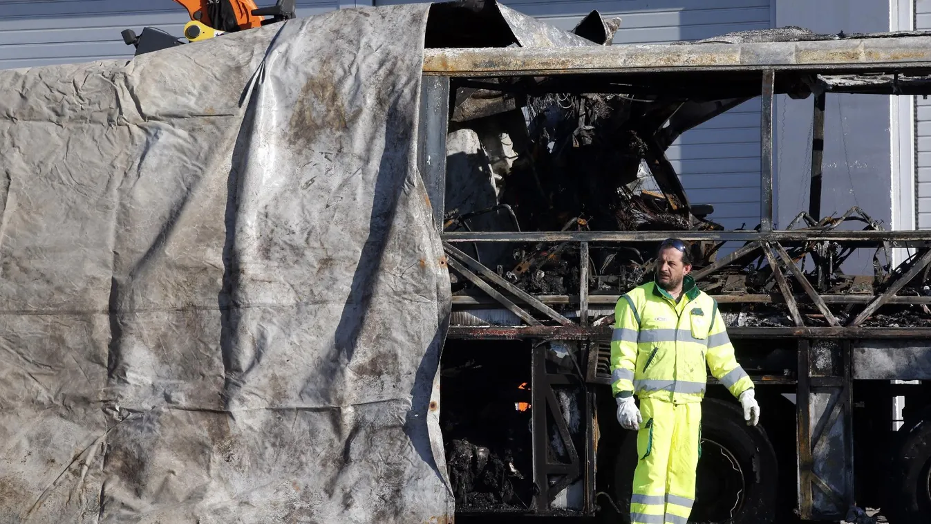 Ketyegő bombán ültek – Reggeli járat