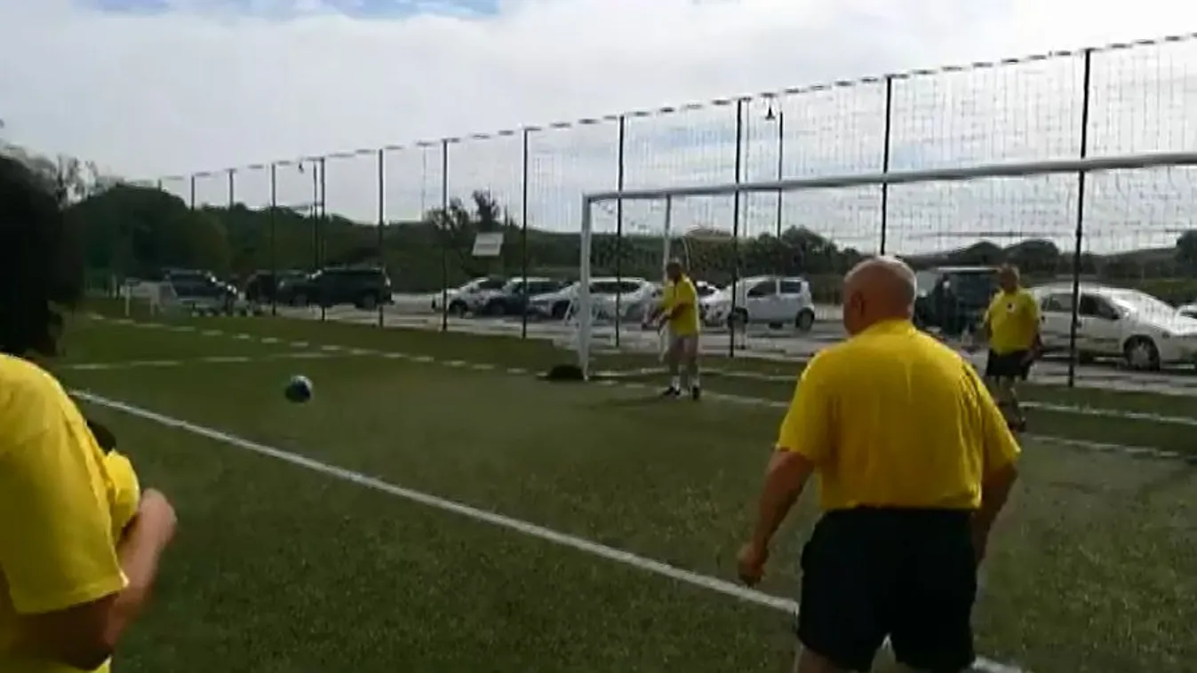 Devizahiteles tüntetők zavarták meg a fociedzést