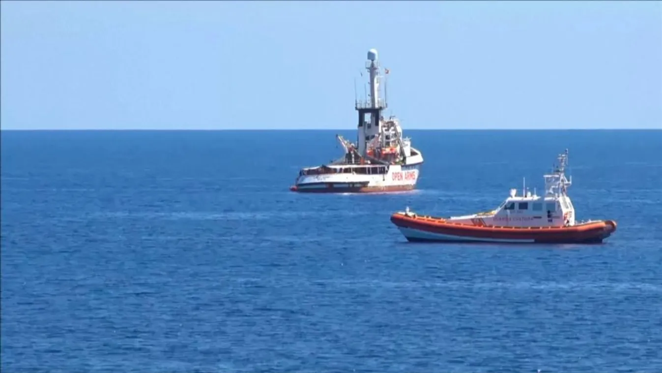 Továbbra is kivár az NGO-hajó