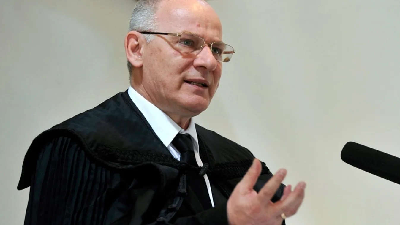 Bogárdi Szabó István: Az idei helyzet talán közelebb enged a karácsony titkához