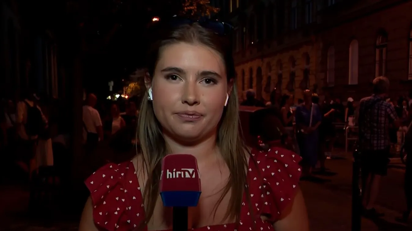 Célkeresztbe került a HírTV stábja a Madách előtti tüntetésen + videó