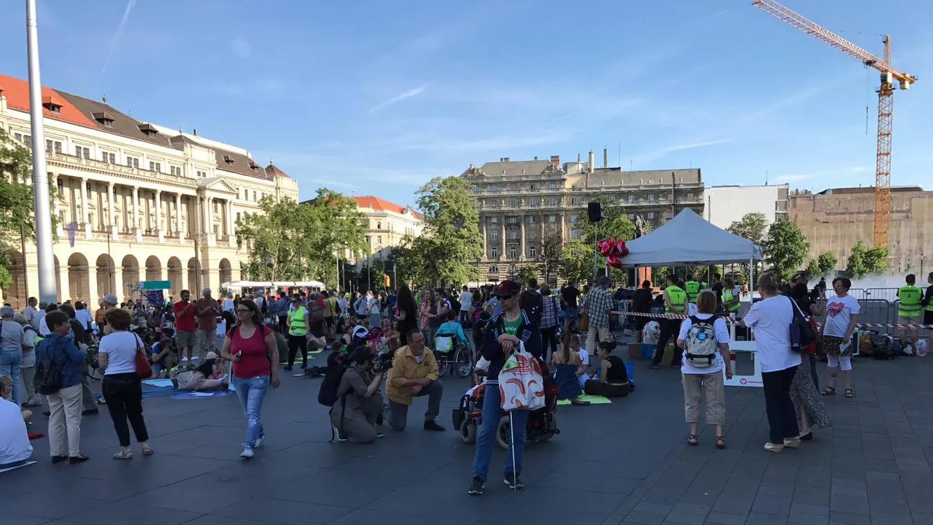Pikniket tartottak a civil szervezetek a Parlamentnél