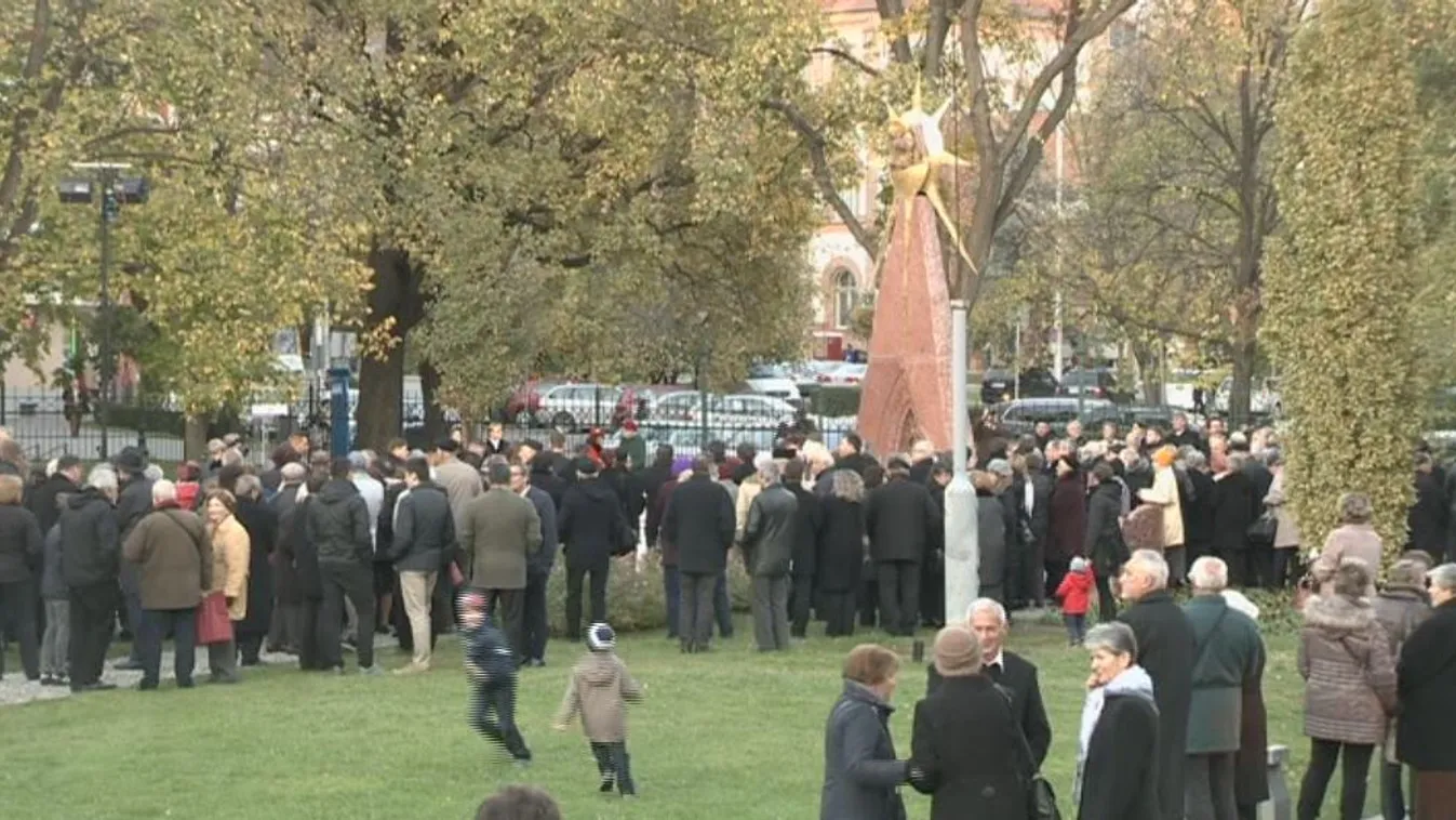 Rengetegen voltak kíváncsiak az új emlékműre