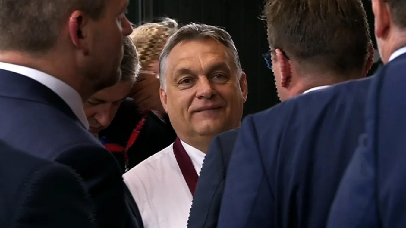 Mindenki elégedett, kivéve Macron Orbánnal