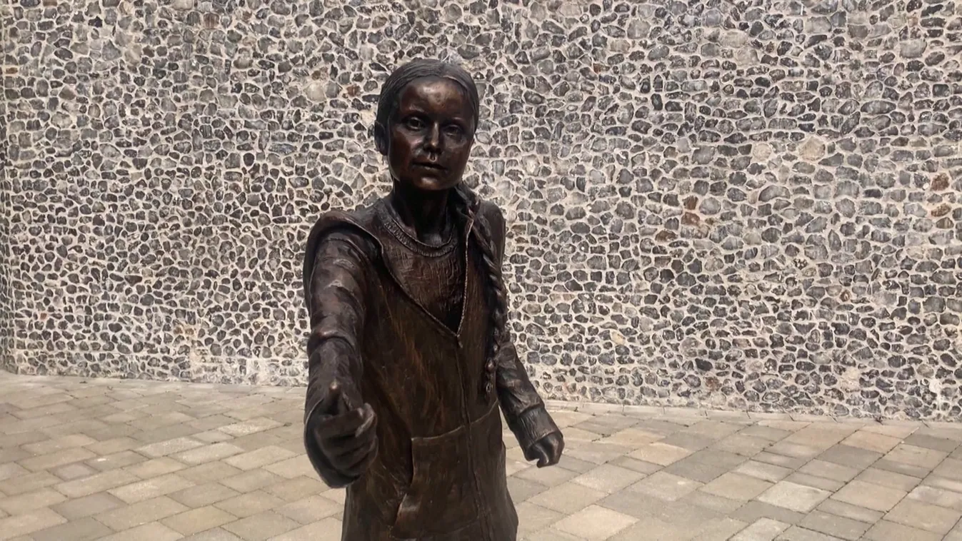 Szobrot kapott Greta Thunberg, a diákok közül sokan felháborodtak