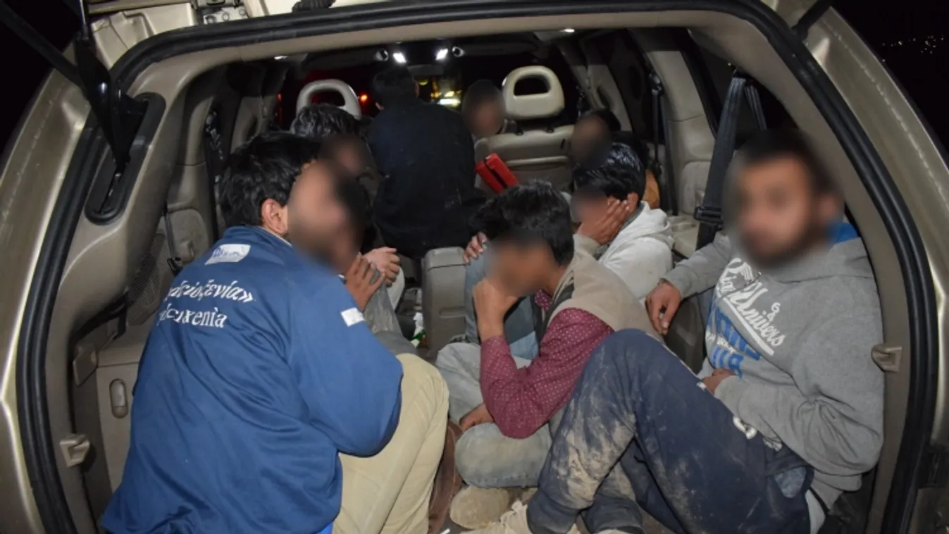 Tizenegy migránst egy személyautóban szállító román embercsempészt fogtak Magyarországon