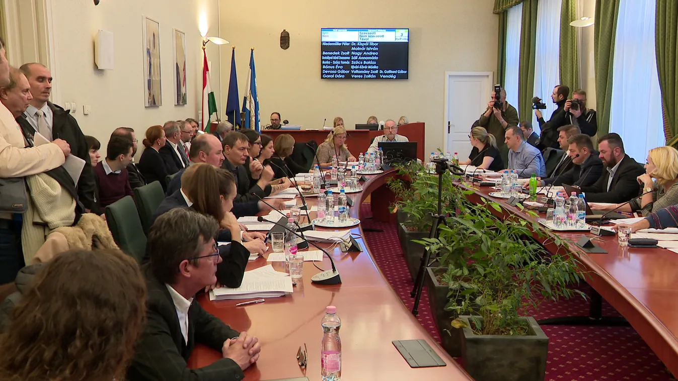 Az egyházakon spórol Niedermüller