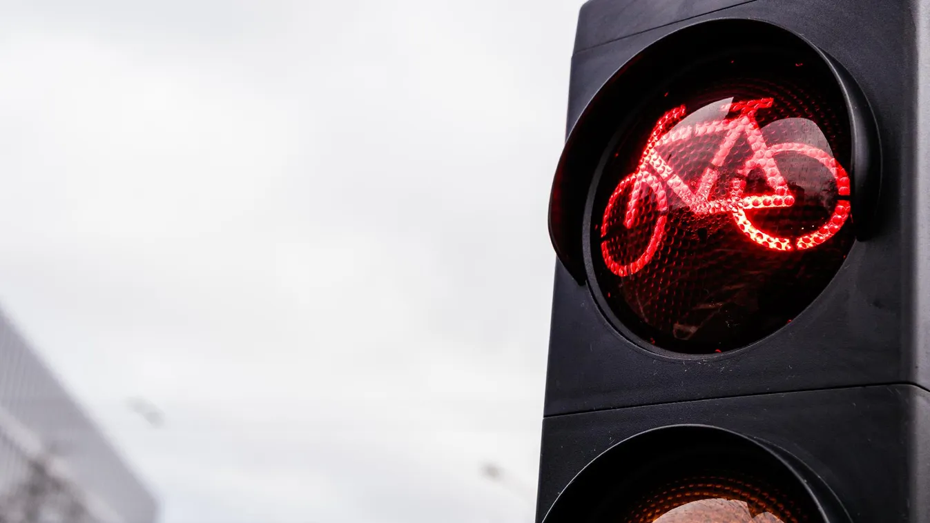 Új, szélesebb gyalogos-kerékpáros híd épül Velence mellett az M7-es autópálya fölé