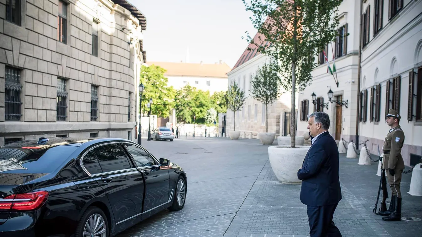Fontos csúcstalálkozó előtt készült kép Orbán Viktorról
