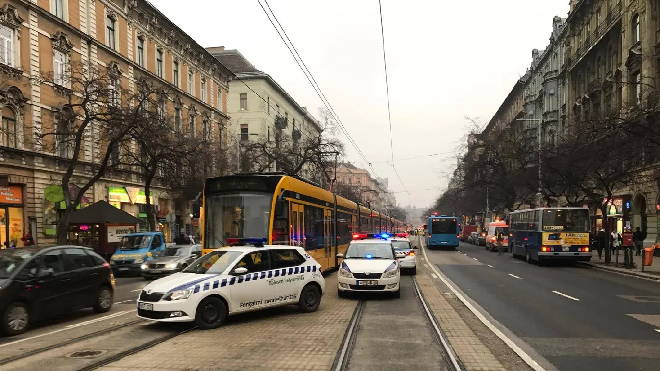 Baleset miatt nem jár a villamos a Jászai és az Oktogon között