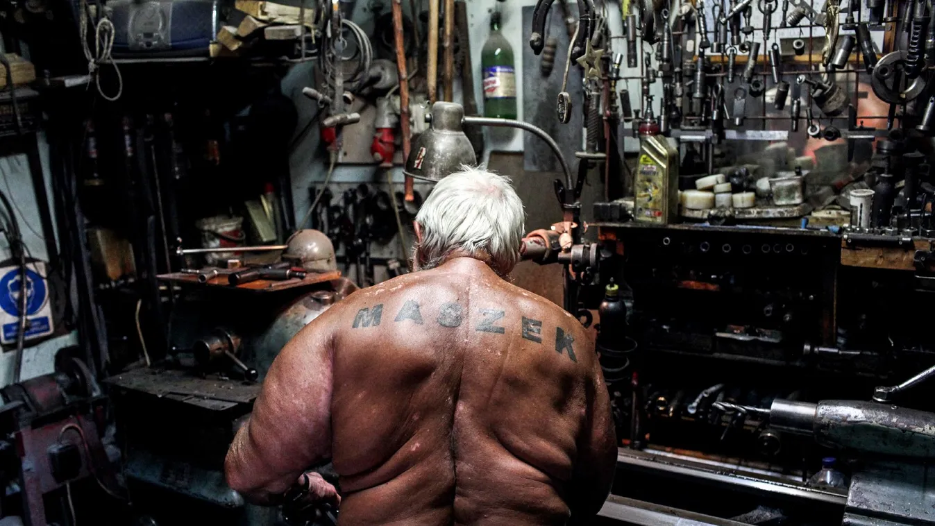 A mindig félmeztelen, mátészalkai óriás kígyóval a testén sétálgat időnként