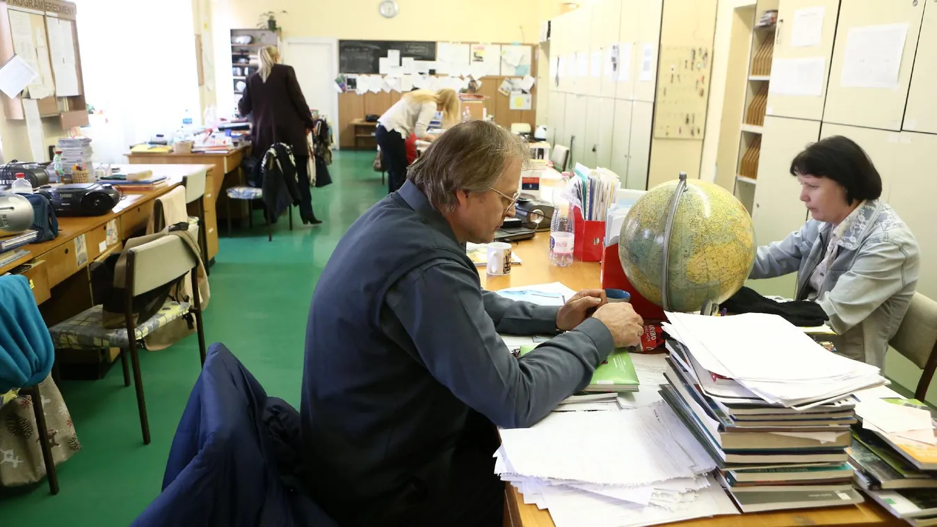 Félig üres tanárik