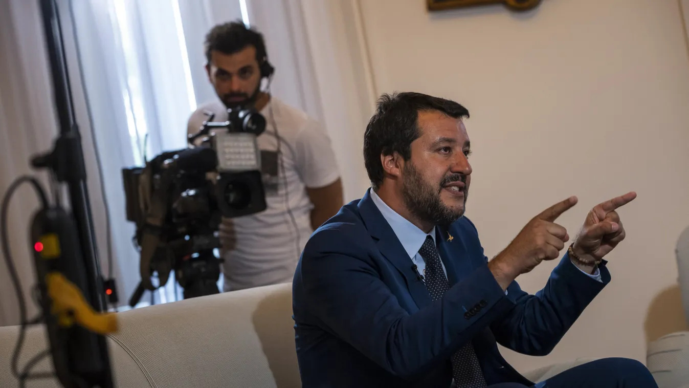 Egy olasz hadihajó migránsokat mentett Líbia partjainál, Salvini megtagadta az olaszországi kikötést