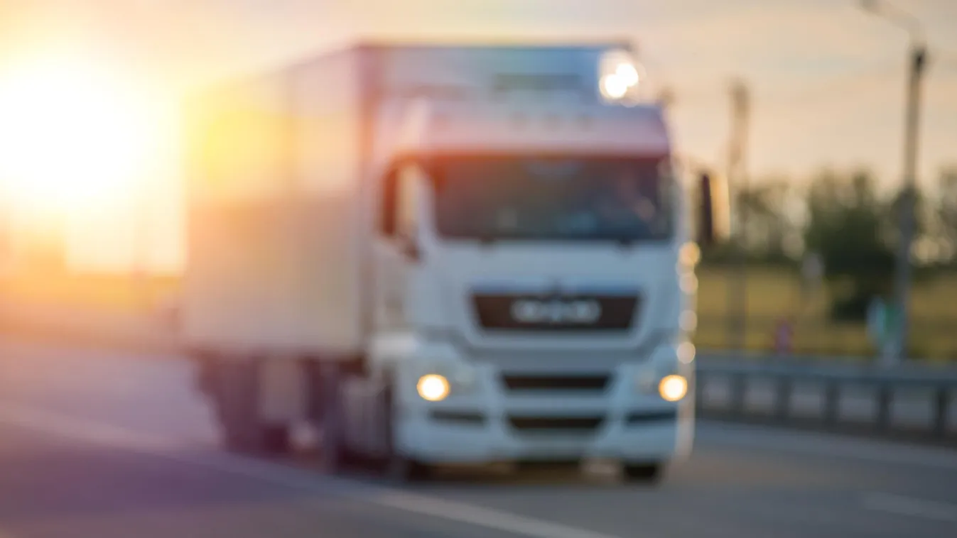 Forgalommal szemben hajtott egy kamionos az M30-ason + videó