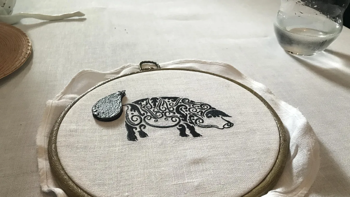 Disznóvér a hímzőrámán, ehető föld az asztalon