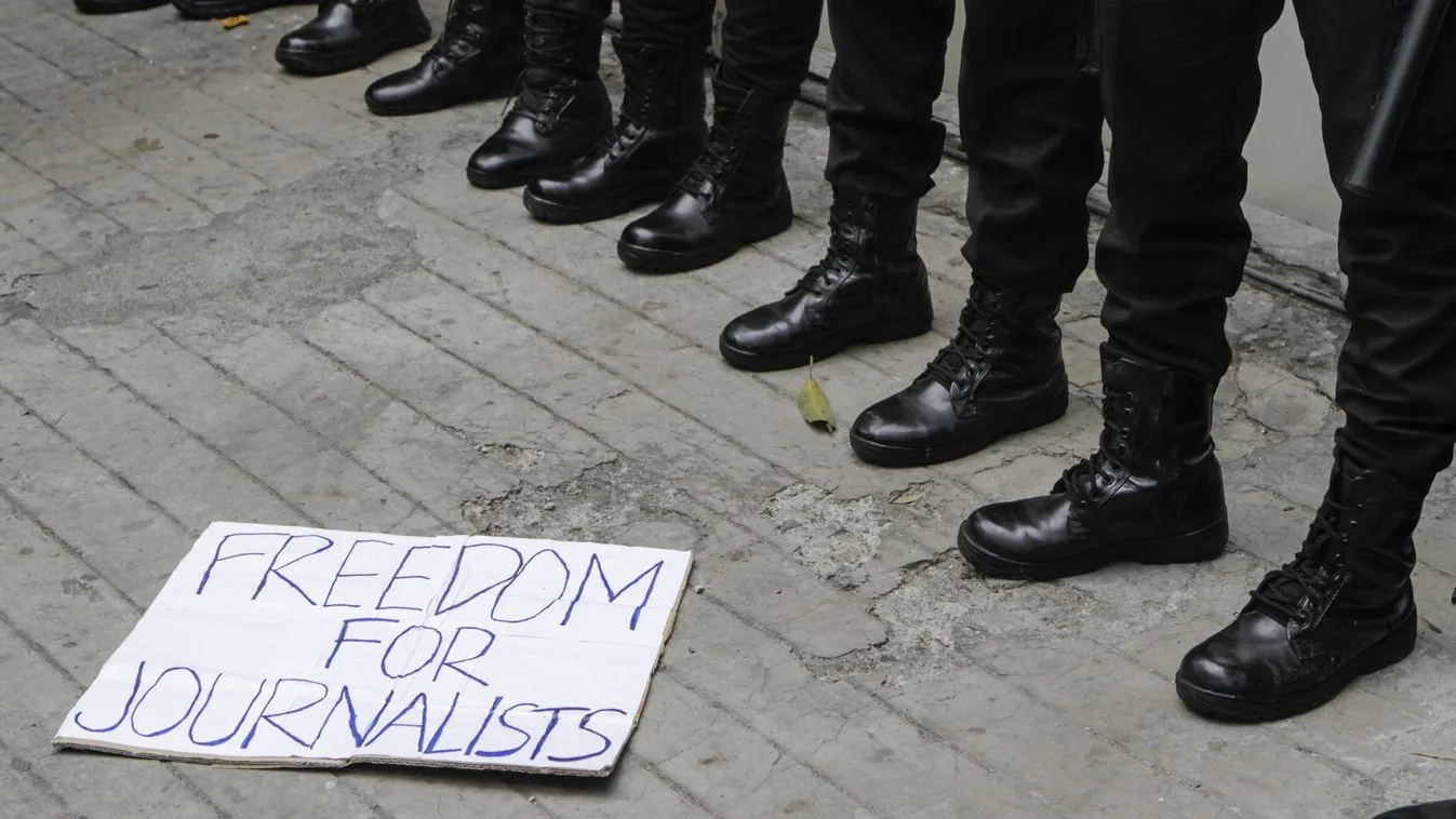 Brüsszelben kommunistákat megszégyenítő módon megfélemlítik az újságírókat