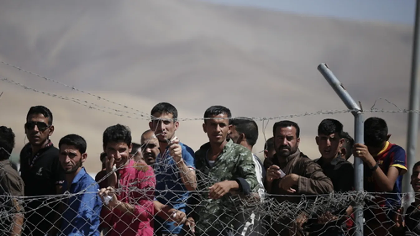 Szerb katonák figyelmeztető lövésekkel tartottak vissza kitörni készülő migránsokat