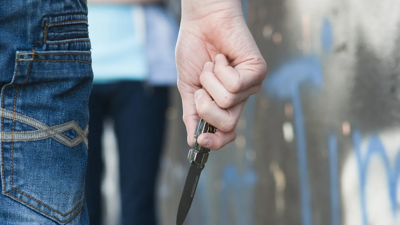 Késsel követelt milliókat a szüleitől