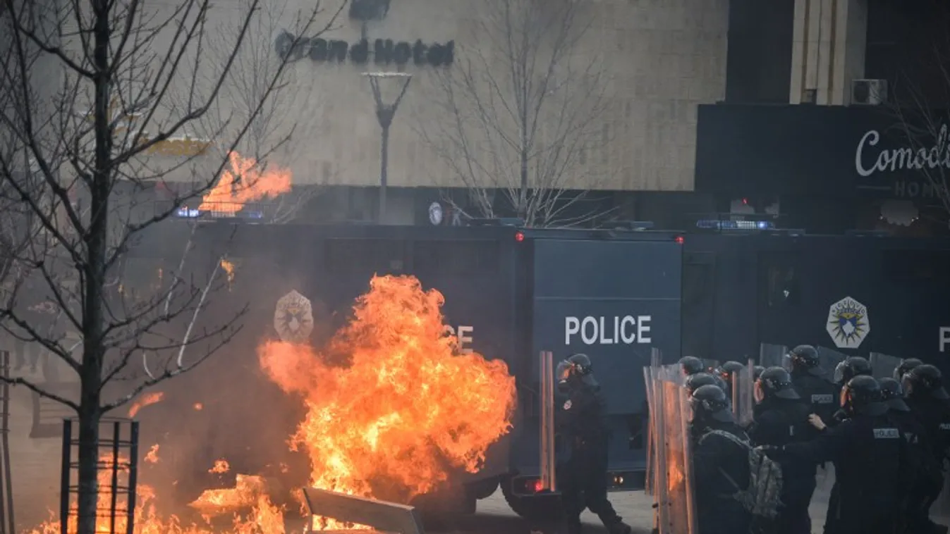 Molotov-koktéllal dobálták a kormányépületet