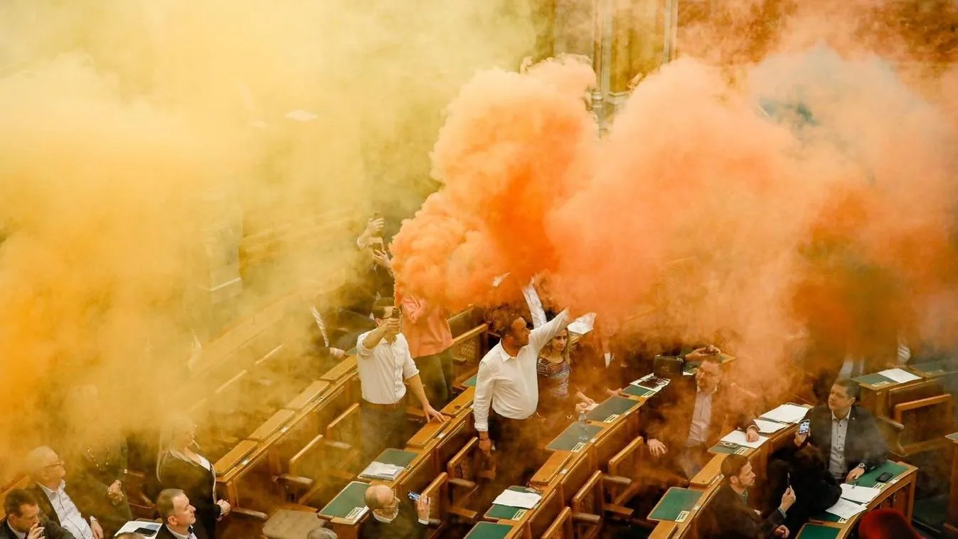 Fegyelmi döntés előtt a pride-ért törvényt sértő Momentum + videó