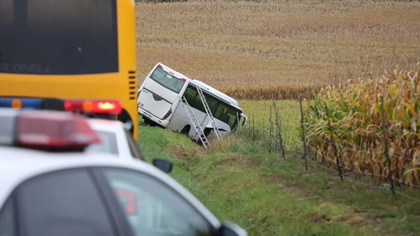 Újabb buszbaleset történt Zalában - az ablakon át mentették az utasokat