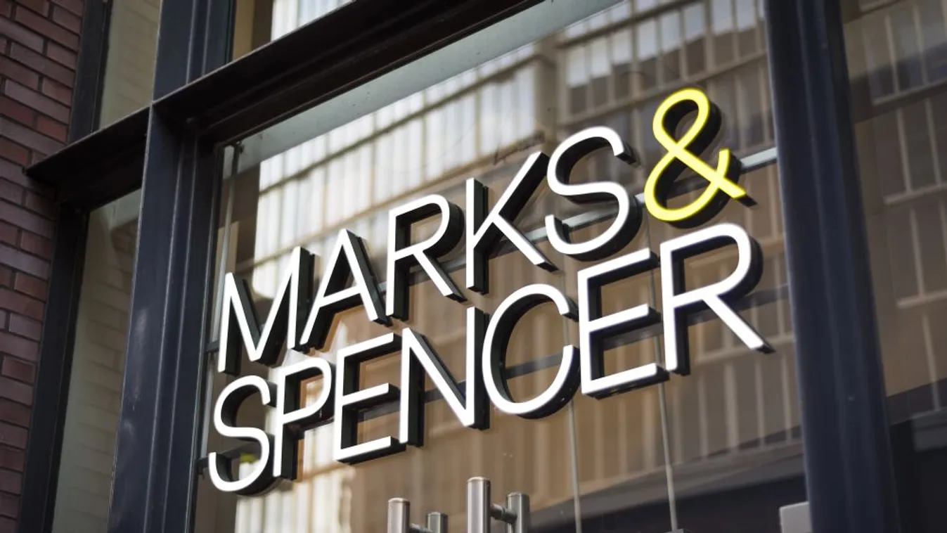 Most egy szín miatt kell elnézést kérnie a ruhaboltnak