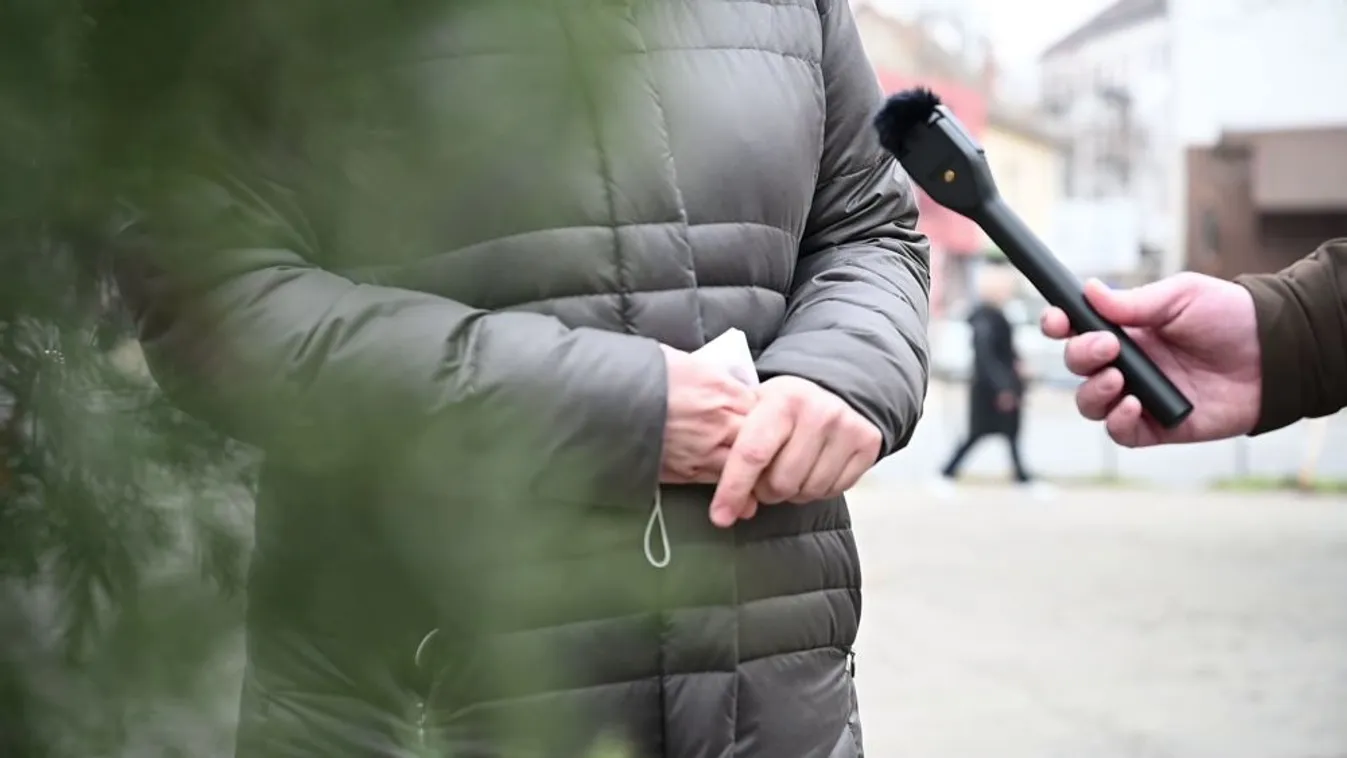 Szó nélkül, nekifutásból oldalba rúgta a gyermekével sétáló édesanyát