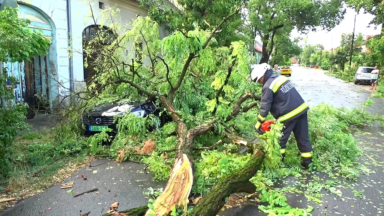 Milliárdos károkat okoztak a viharok
