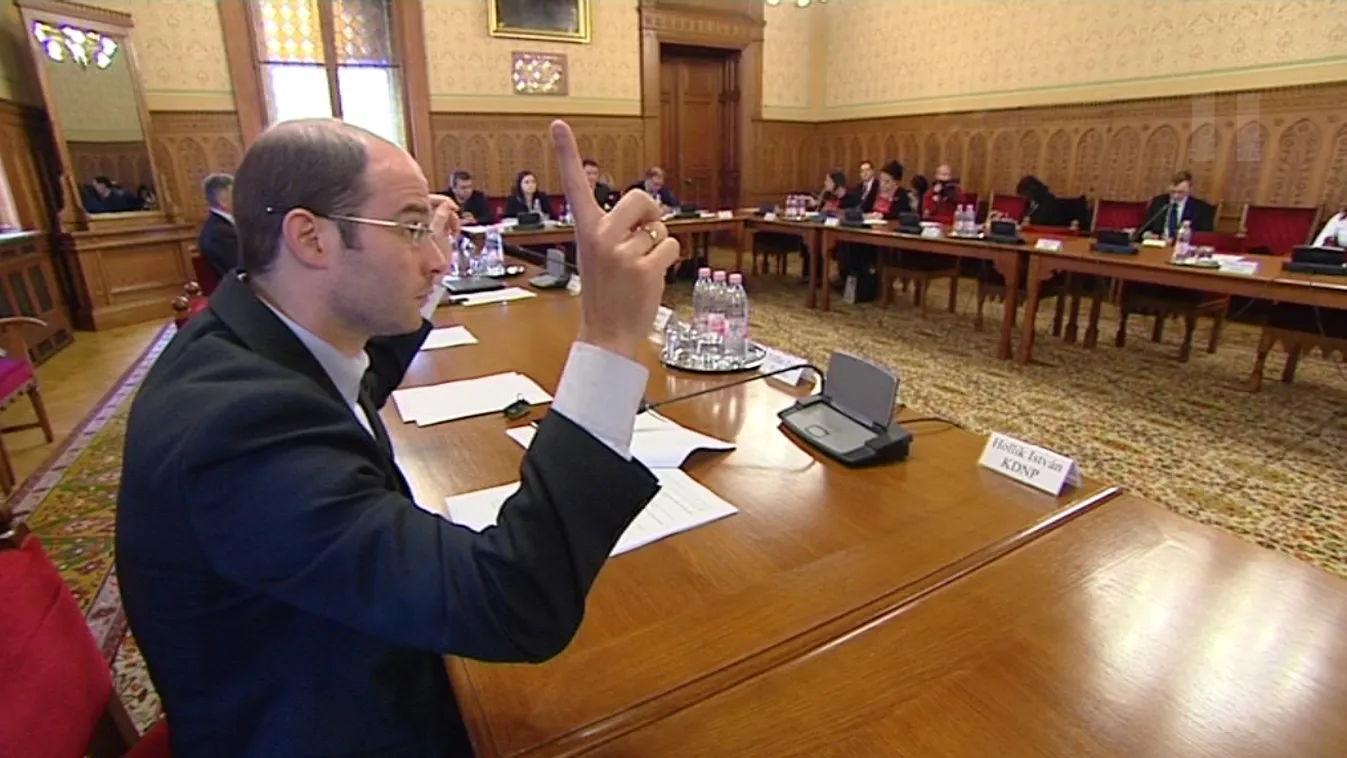 Három és fél perc alatt átment a reklámadó emelése