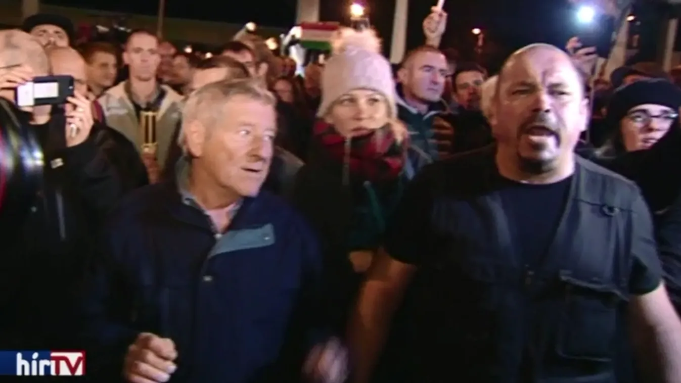 Megdobálták a jobbikosok a köztévé épületét