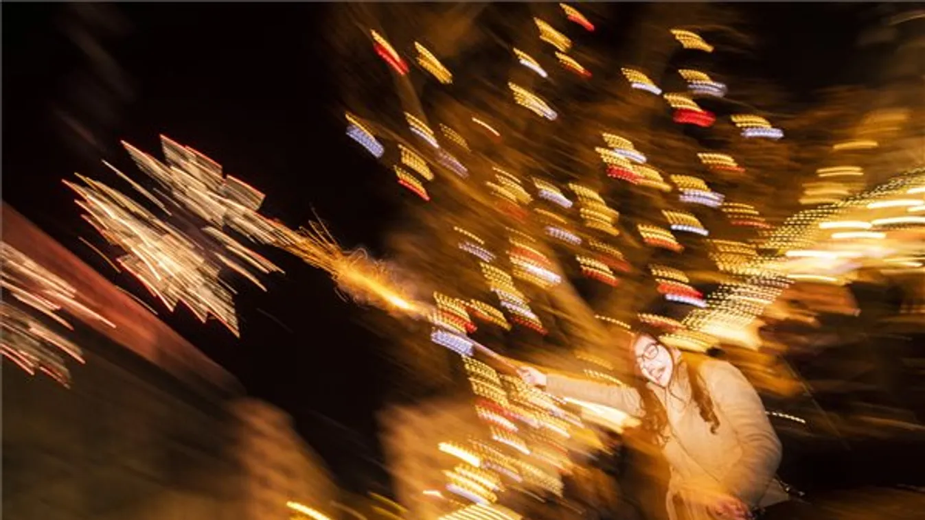 Tűzijáték és utcabáli hangulat Budapesten