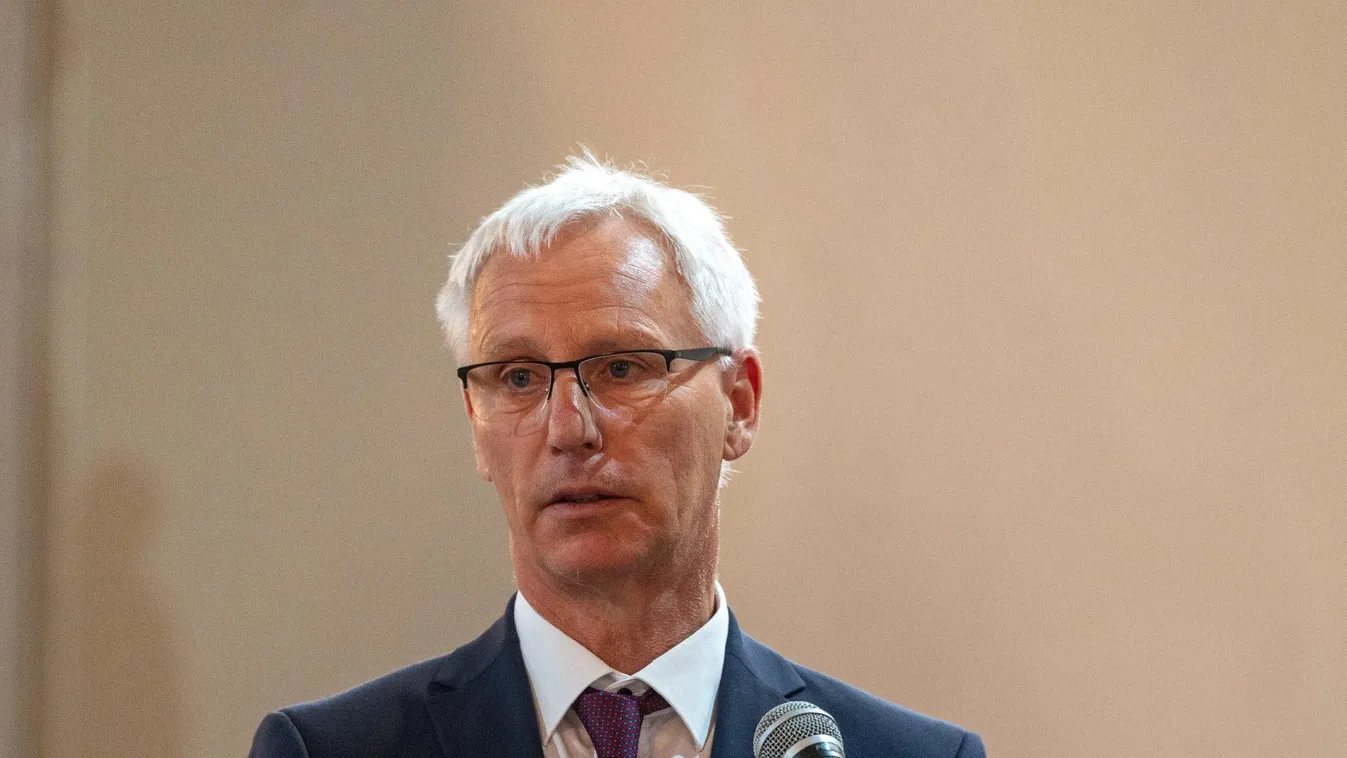 Soltész Miklós: A Szentlelket tudjuk kérni, hogy olyan embert válasszanak a katolikus egyház élére, aki méltó erre