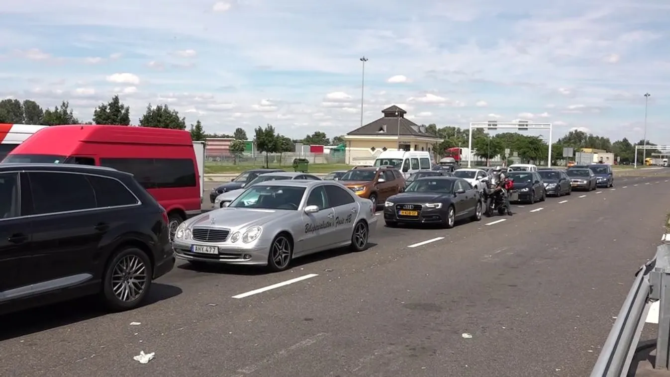 Torlódás alakult ki a röszkei autópálya-határátkelőhelyen