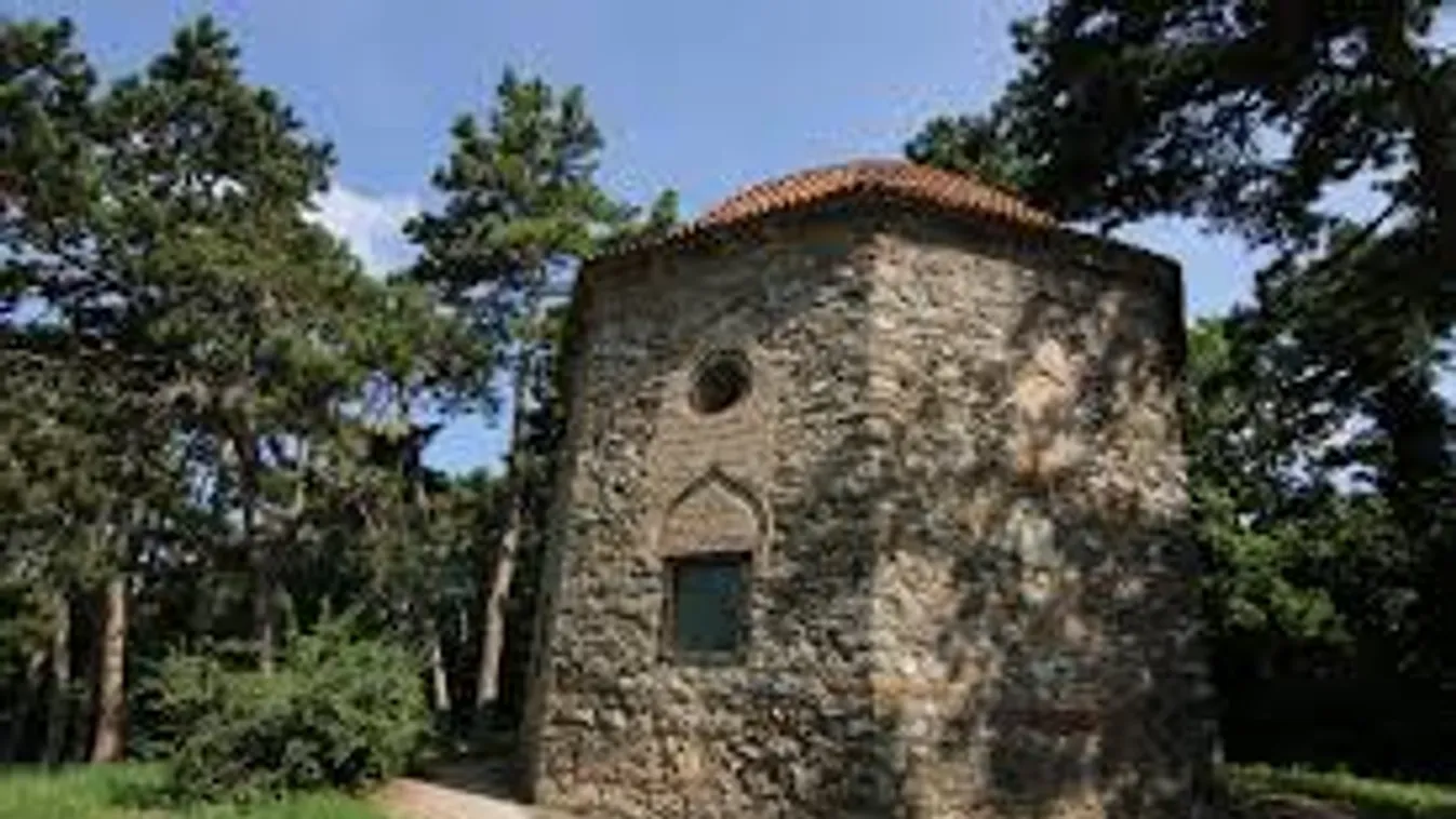 Befejeződött Idrisz baba türbéjének állagmegóvó felújítása Pécsen