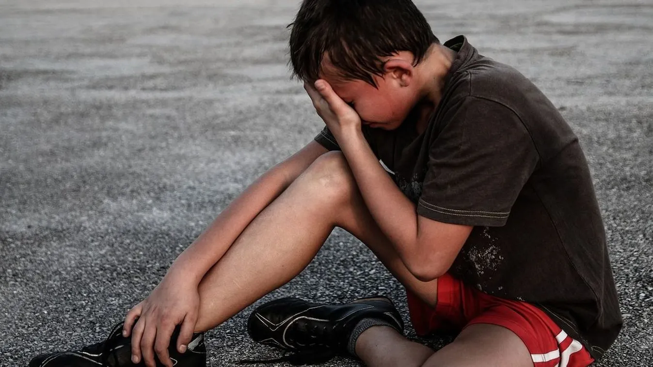 Sírásban törtek ki a rendőrök, amikor meglátták a kisgyereket a kutyaólban