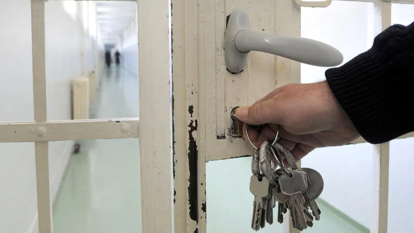 Csaknem egy évtizeden át erőszakolta nevelt gyermekeit, most elítélték