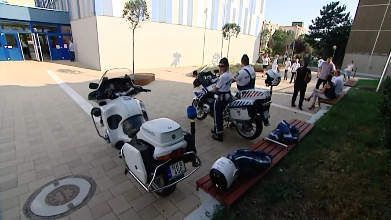 A gyerekek mellett az iskolarendőröknek is becsengettek