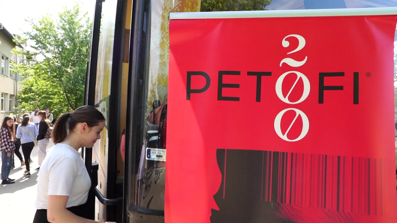 Partiumba érkezett a Petőfi-busz