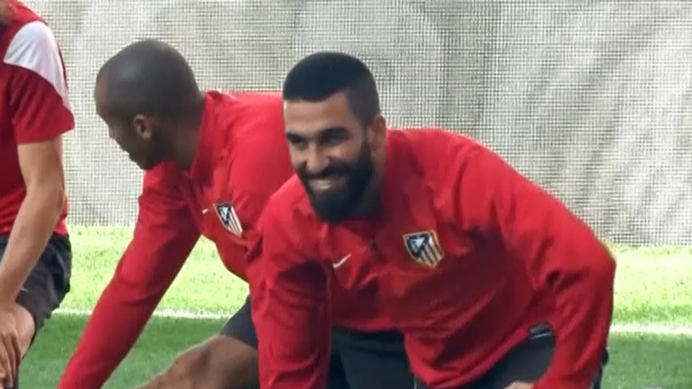 Újságírót fojtogatott, visszavonult a labdarúgó