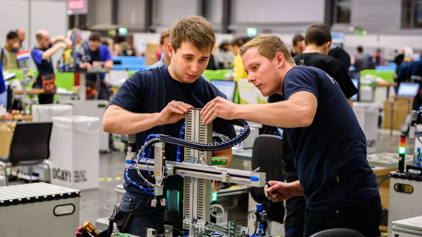 Az EuroSkills díjazottjaival találkozott Áder János