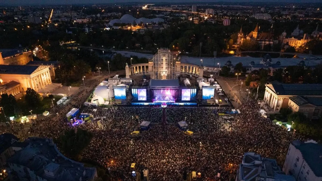 Gigantikus tömeg fogadta Ricky Martint a Hősök terén
