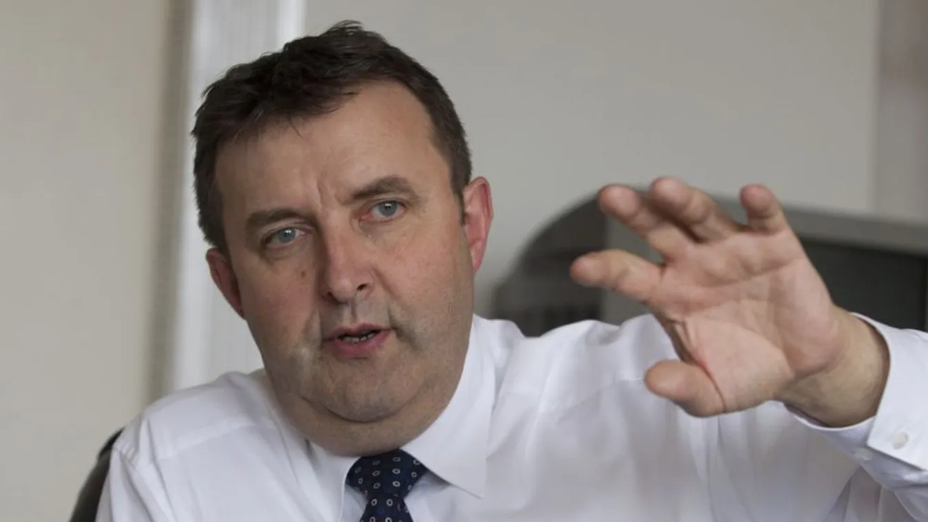 Falig bontják a székesfehérvári kampuszt